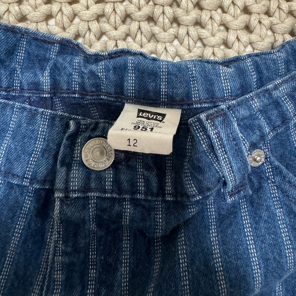 Levi’s Vintage PinStripe Blue Jean Loose Fit Size 12 Shorts - Picture 4 of 8